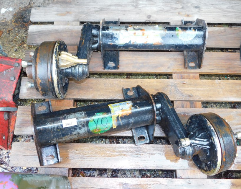 A pair of Knott type 16-1365 trailer suspension units, with hubs and brake assembly, 450kg.