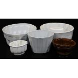 Various pottery jelly moulds, to include of oval form, 16cm wide, etc. (5)