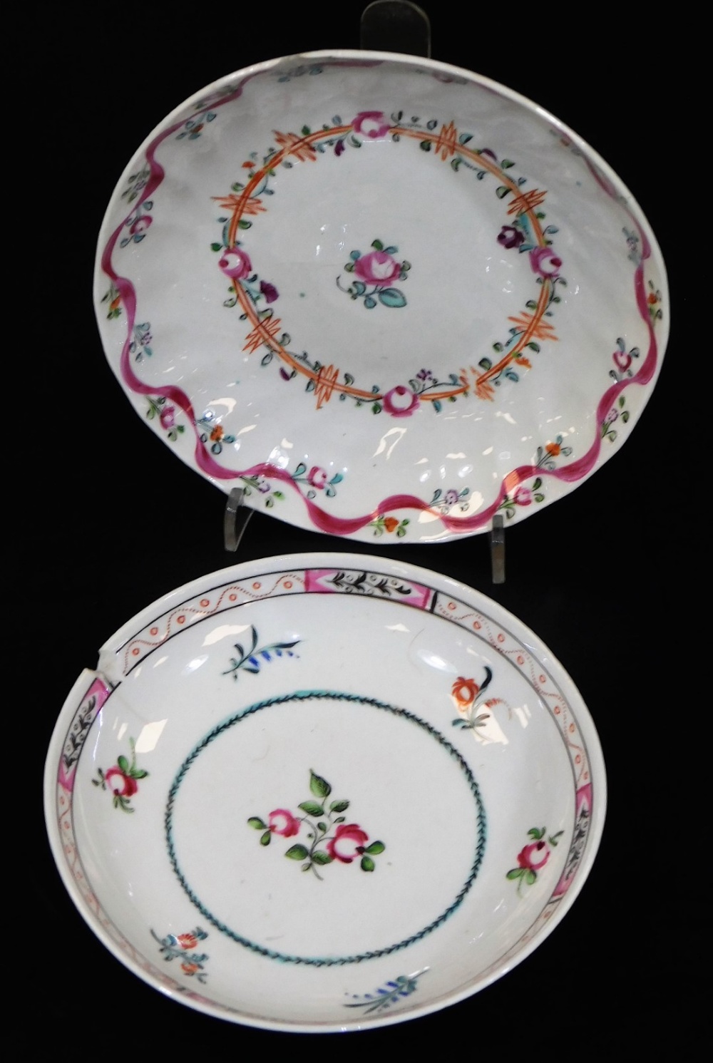 Various early 19thC New Hall and other porcelain, saucers to include one banded in pink broken by - Image 10 of 15