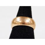A 9ct gold wedding band, size Q, 10.5g.