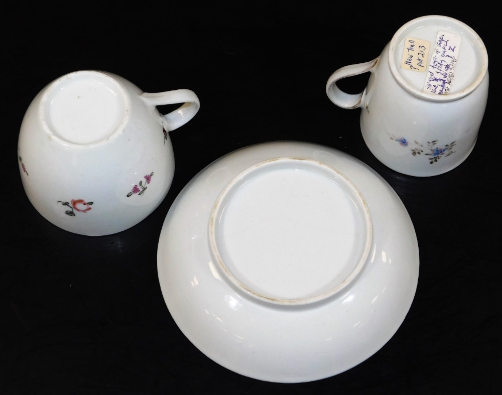 Various early 19thC New Hall and other porcelain, saucers to include one banded in pink broken by - Image 15 of 15
