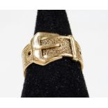 A 9ct gold buckle ring, size Q, 5.8g.