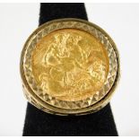 A Victorian gold full sovereign 1900, in a ring, pierced basket weave setting, size T, 13.6g all