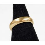 A 9ct gold band, size P, 5g.