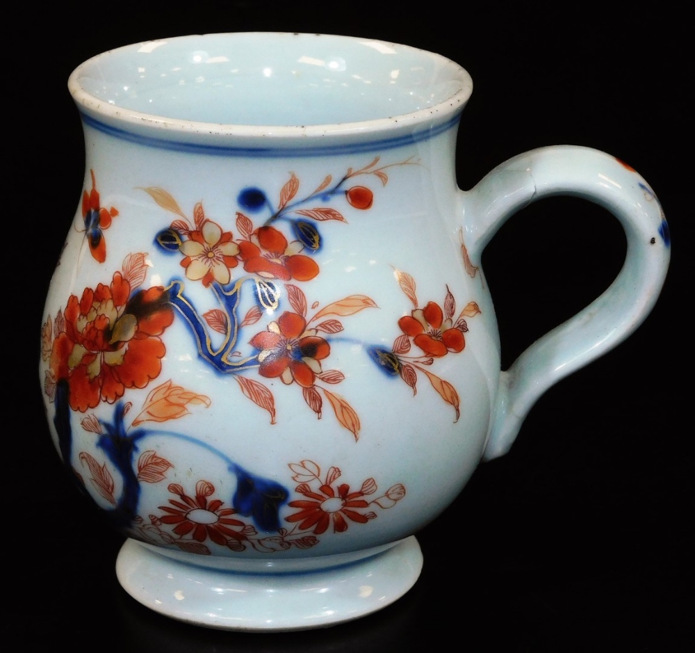 An 18thC Chinese Imari baluster mug with ear handle, predominantly decorated in orange and blue with