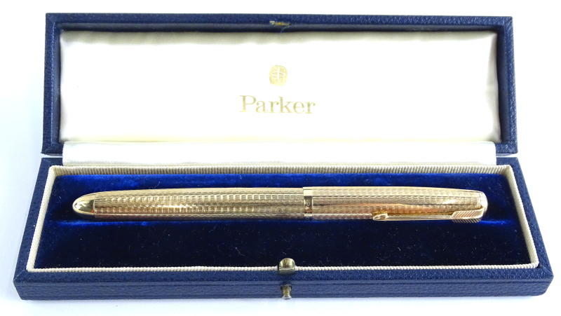 A Parker 51 9ct gold fountain pen, with engine turned decoration, stamped 9, 0.375, in blue