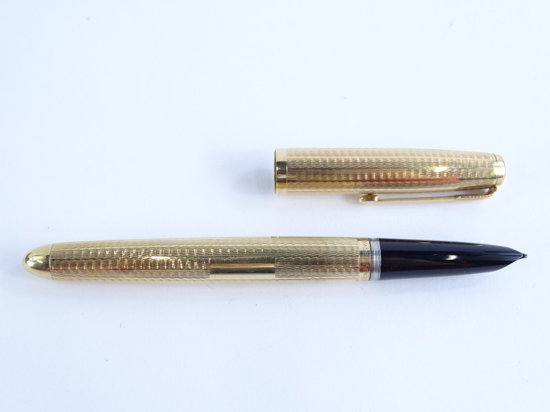 A Parker 51 9ct gold fountain pen, with engine turned decoration, stamped 9, 0.375, in blue - Image 3 of 3