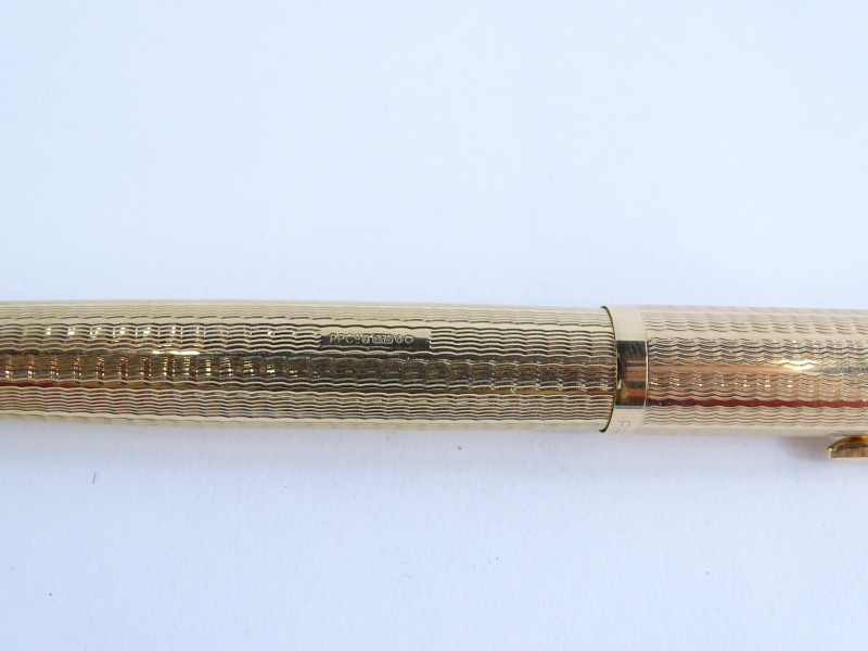 A Parker 51 9ct gold fountain pen, with engine turned decoration, stamped 9, 0.375, in blue - Image 2 of 3