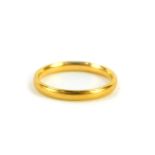 A 22ct gold wedding band, size O, 3.3g.