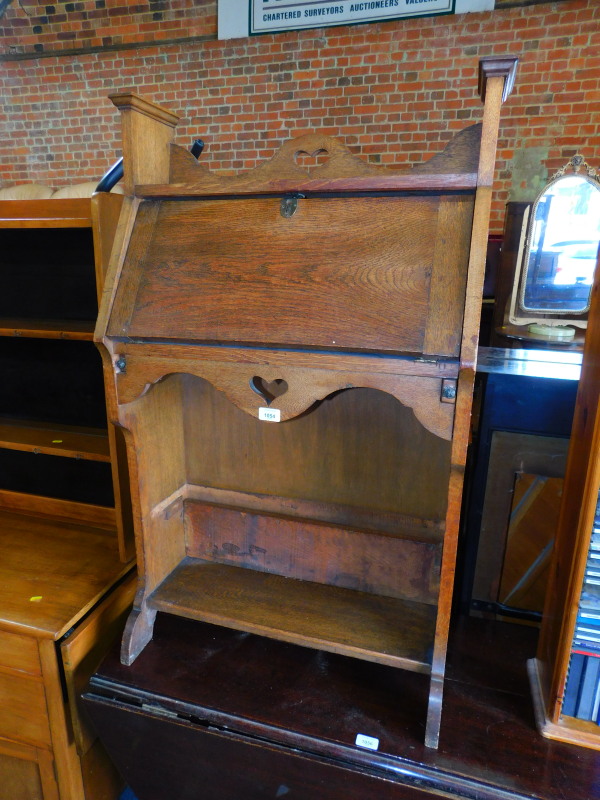 An early 20thC oak students bureau, with galleried back, fitted interior and two undershelves, 112cm