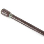 A brown leather riding crop, with silver collar, London 1979, 76cm long.