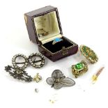 A small quantity of vintage and other jewellery, comprising costume brooches, silver plated