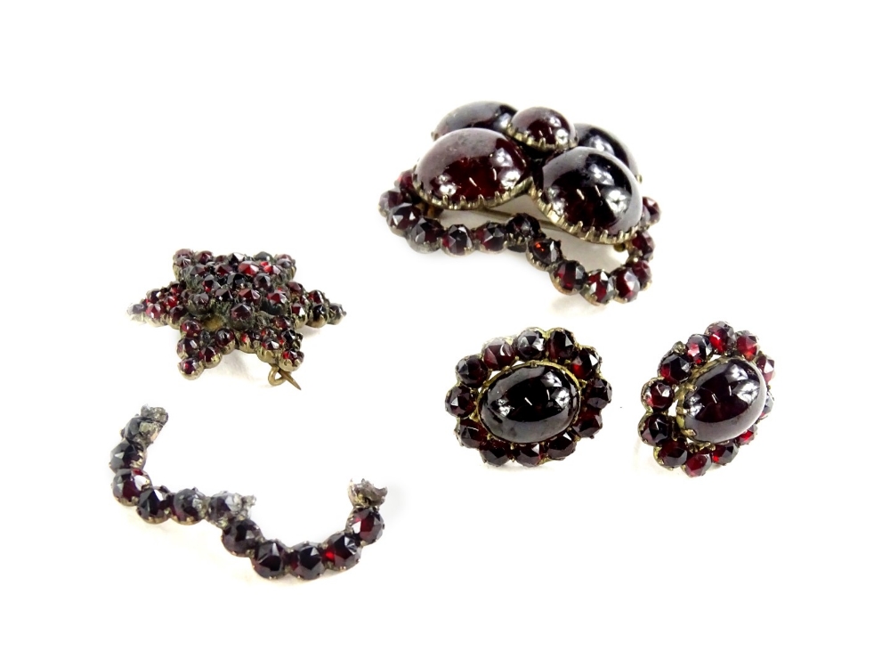Victorian and later garnet set jewellery, comprising a Victorian garnet brooch, with four large