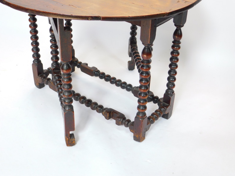 An 18thC oak bobbin turned gate leg dining table, 66cm high, 88.5cm wide, 95.5cm extended, 36cm - Image 3 of 3