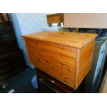 A pine toy chest, 49cm high, 89cm wide, 46cm deep.