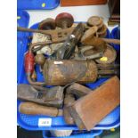 A Record 04 plane, wooden moulding planes, braces, further tools and cast iron weights. (1 tray)