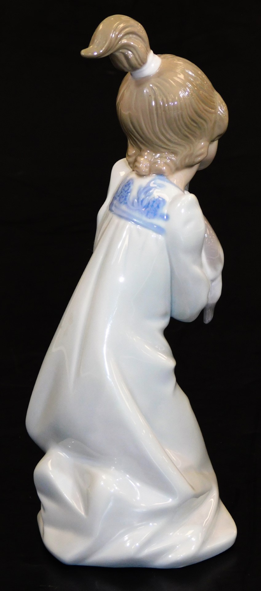 A Lladro figure of a girl holding kitten, no. 5712, printed and impressed marks beneath, 19cm high. - Image 2 of 3