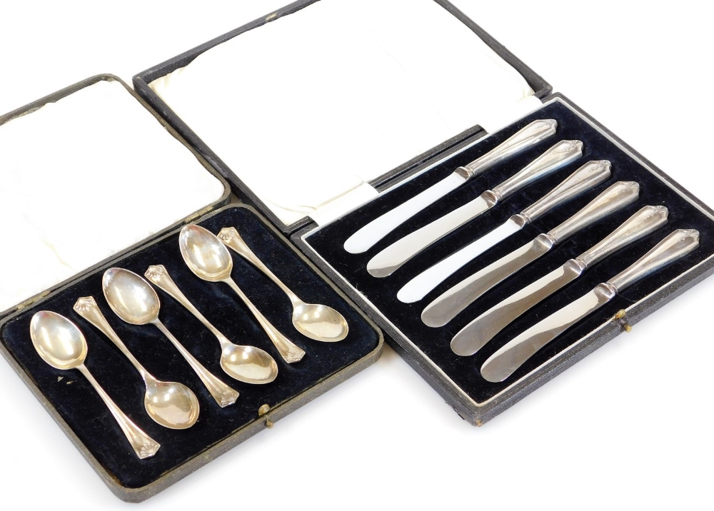 A set of six George V silver teaspoons, with shell caps and plain bowls, Sheffield 1934, 9cm wide,