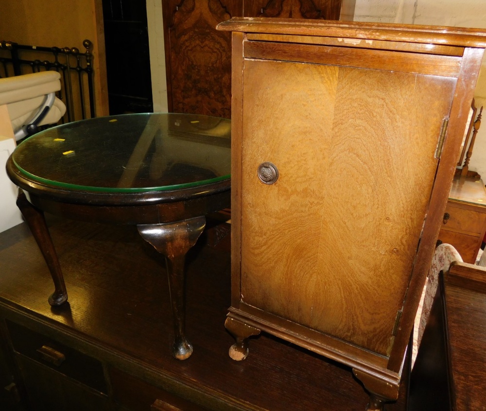 An oak television cabinet, 95cm wide, circular glass top coffee table, pedestal cabinet and a - Image 2 of 3