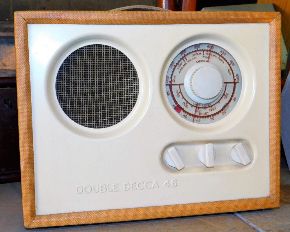 Vintage furniture and effects, shoe shine box, Double Decker 46 radio, 32cm wide, vintage table - Image 3 of 3