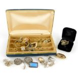 A quantity of jewellery and effects, comprising agate and gilt framed oval brooch, stick pin,