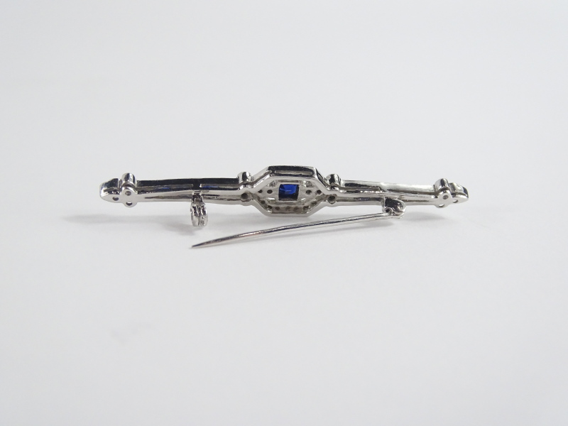 An Art Deco sapphire & diamond bar brooch, set with central square cut blue sapphire 3mm x 3mm, - Image 2 of 3