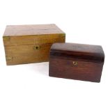 A Victorian rosewood tea caddy, the hinged lid with decorative brass lettering to centre (tea)