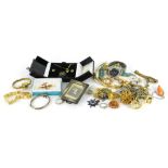 A quantity of modern costume jewellery, to include bangles, bracelets, floral brooches, carnelian