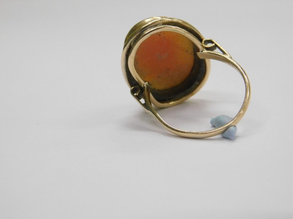 A 19thC shell cameo dress ring, the oval shell cameo with figure of a warrior in headdress, in a rub - Image 2 of 2