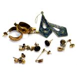 Various 9ct gold and other earrings, comprising a pair of florally etched 9ct gold hoop earrings,