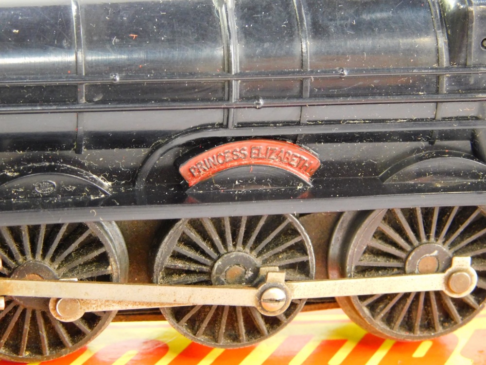 A Tri-ang OO gauge locomotive, British Rail black livery, 2-6-2, 82004, R59, British Rail tender, - Image 2 of 6