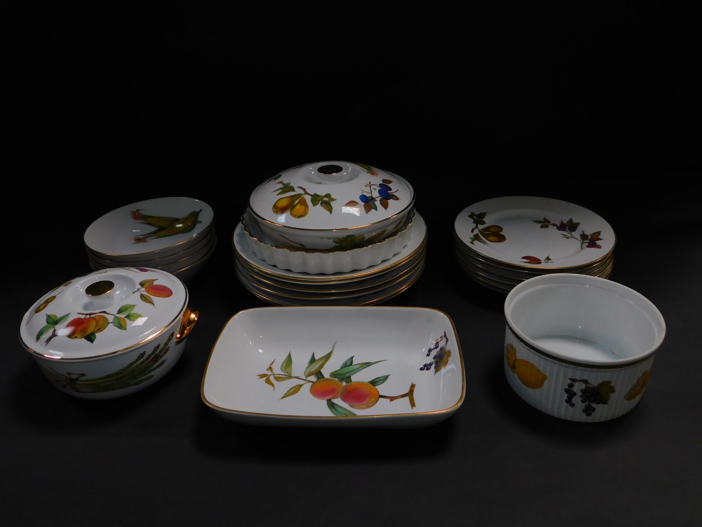 A group of Royal Worcester porcelain decorated in the Evesham pattern, oven to tableware, comprising - Image 2 of 3