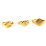Three 9ct gold signet rings, size P & two size L, 5.8g.