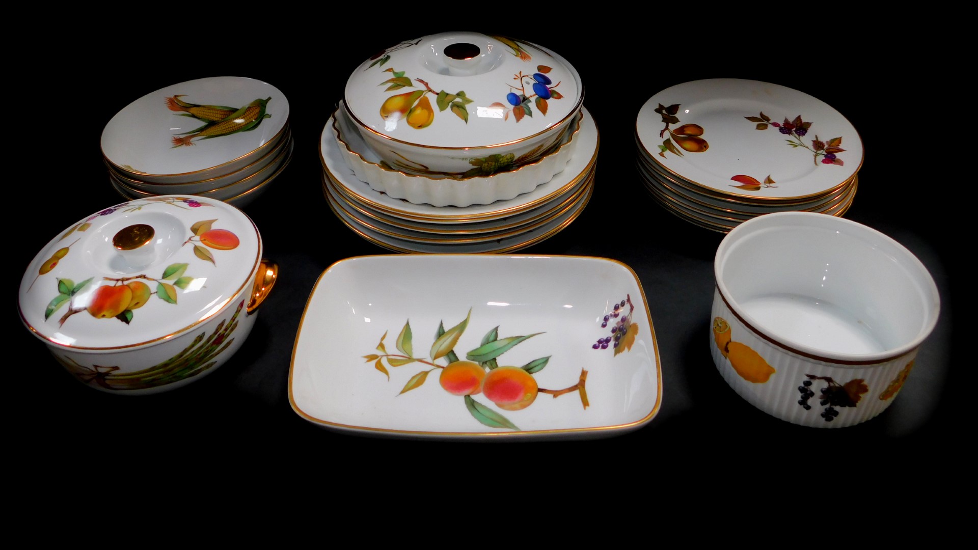 A group of Royal Worcester porcelain decorated in the Evesham pattern, oven to tableware, comprising