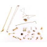9ct gold jewellery, including charms, neck chains, brooches, etc, 21.2g, and further yellow metal