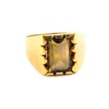 A gentleman's 9ct gold and smoky quartz ring, size S, 6g.