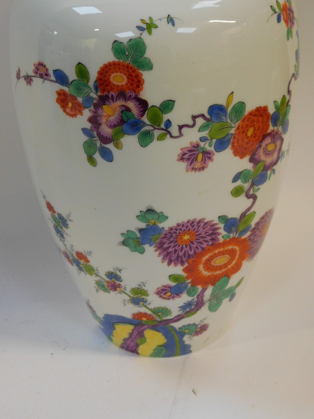 A Meissen porcelain vase and cover, kakiemon decorated with Indianische Blumen, number 4609/55, - Image 3 of 6