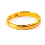 A 22ct gold wedding band, size P, 4.0g