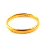 An 18ct gold wedding band, size Q, 3.3g.