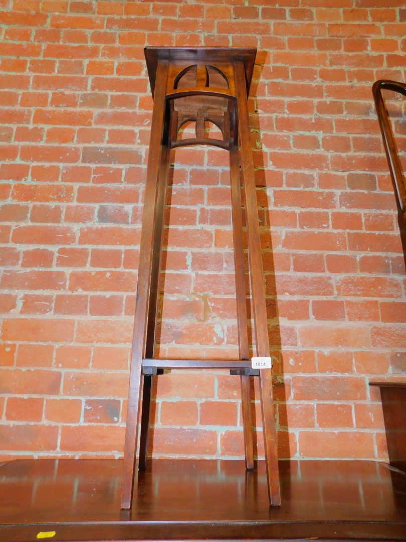 An Edwardian mahogany plant stand, 102cm high, 29cm wide, 29cm deep.