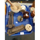 Two cast iron letters door knockers, three ceramic door handles, and a pestle and mortar. (1 tray)