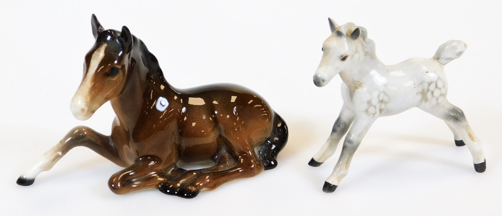 A Beswick foal, number 915, recumbent, 13cm wide, a grey foal, Poole dolphin and an otter, marked - Image 5 of 9