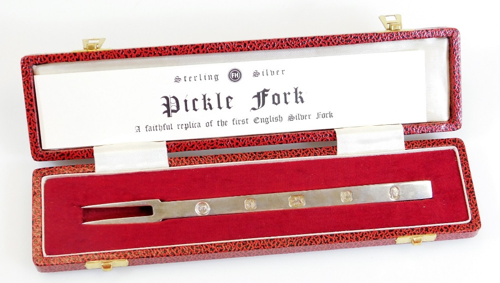 An Elizabeth II cased pickle fork, after the antique, Sheffield 1977, 18cm wide and a cased napkin - Image 2 of 4