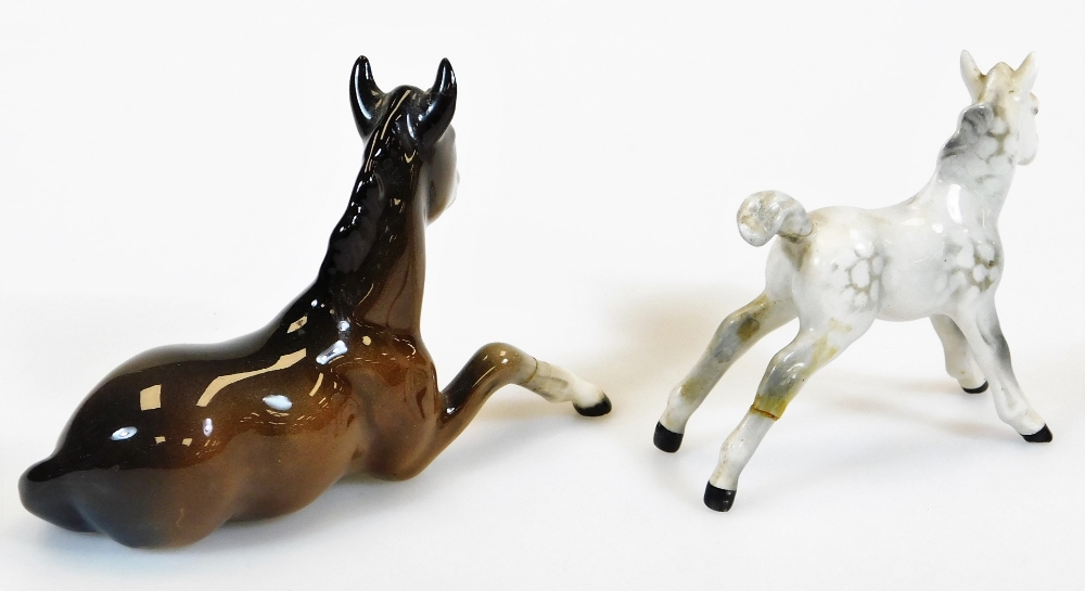 A Beswick foal, number 915, recumbent, 13cm wide, a grey foal, Poole dolphin and an otter, marked - Image 6 of 9