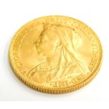 A Victorian full gold sovereign, dated 1900.