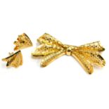 A 9ct gold bow brooch and earring set, comprising a bow brooch with single pin back, 4cm wide, toget