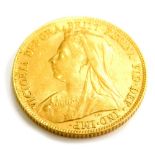 A Victorian full gold sovereign, dated 1900.