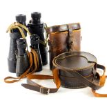 A pair of early 20thC field binoculars, 13cm high, in brown leather case, a bino prism no. 5 MkII x7