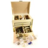 A cream faux leather jewellery box and contents, comprising a ladies wristwatch, various other ladie