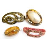 Four brooches/clips, comprising a tortoiseshell, blister pearl and paste stone set oval bar brooch,